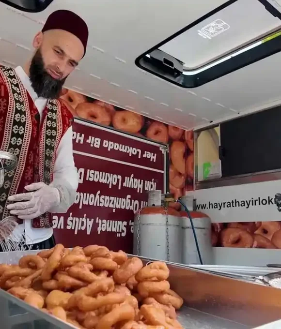 İstanbul'da mevlüt, cenaze için mevlüt yemeği, mevlüt pilavı ve lokma dağıtımı