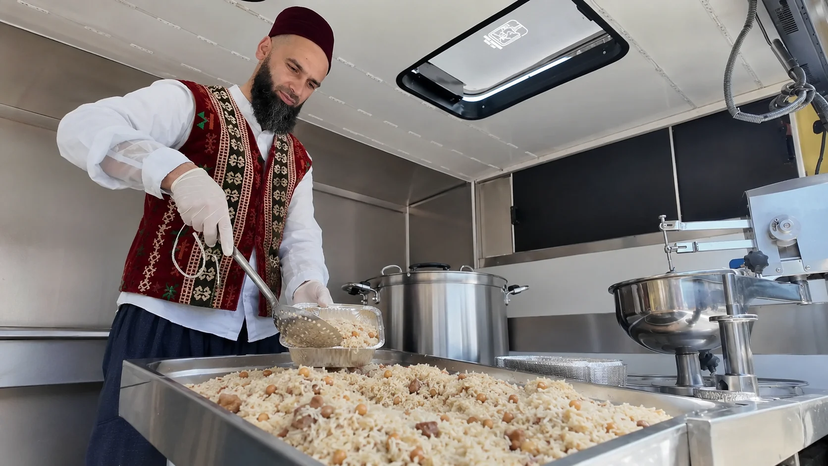 İstanbul mevlüt pilavı dağıtımı yapan mobil araç ve ikram ekibi