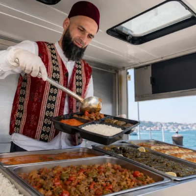 İstanbul mevlüt yemeği dağıtımında paketli yemeklerin adrese teslim edilmesi